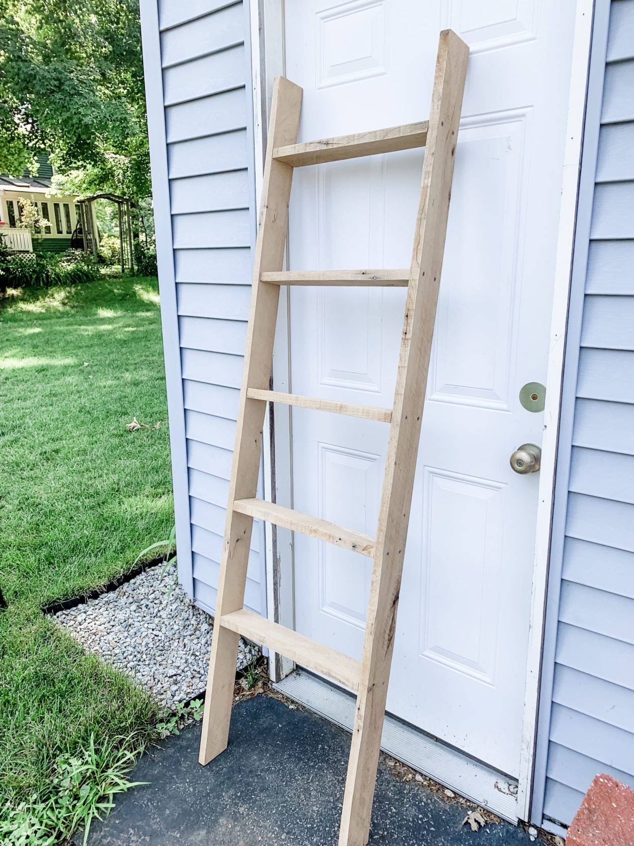 How to make a pallet blanket ladder for under $10 - Steph Read Blog