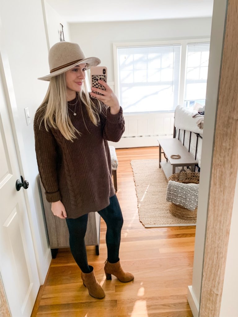 Girl with sweater, boots and a hat