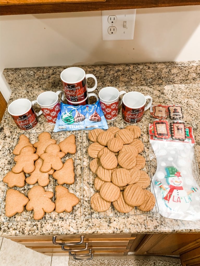 gingerbread cookies, hershey kisses, Mug gifts